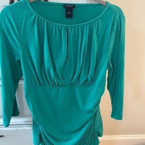 Anne Taylor Size Medium Green Side and neckline ruched blouse